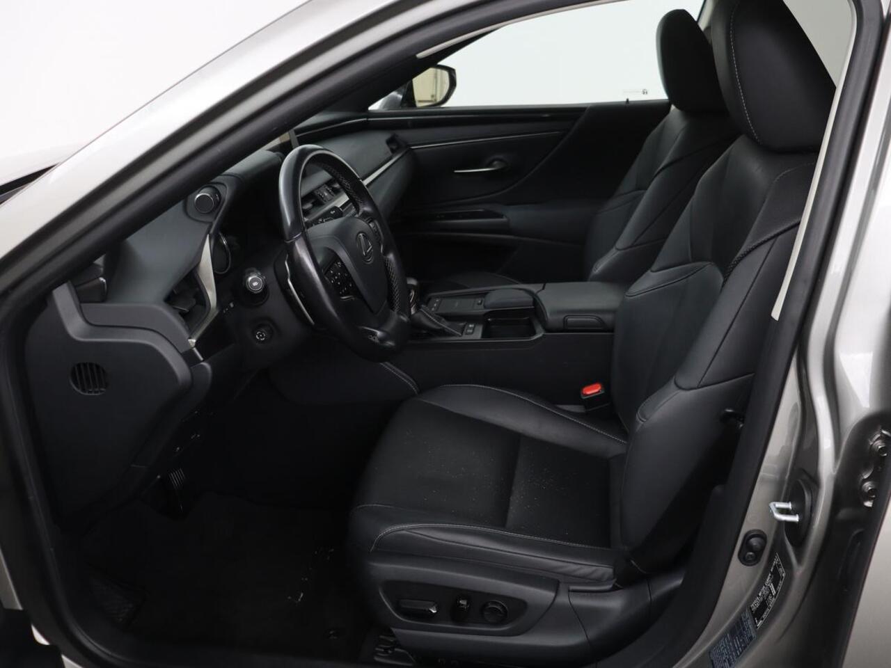 Lexus Es 300h Comfort Line | Schuifdak | Leder | Stoelverwarming | Adaptive cruise | Carplay | Camera | Memory | Keyless | Full LED