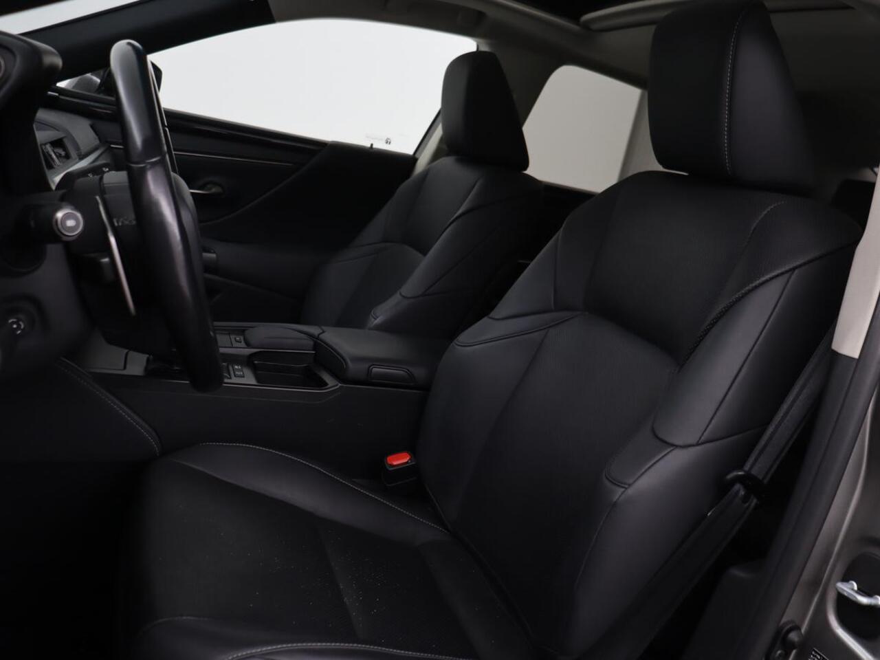 Lexus Es 300h Comfort Line | Schuifdak | Leder | Stoelverwarming | Adaptive cruise | Carplay | Camera | Memory | Keyless | Full LED