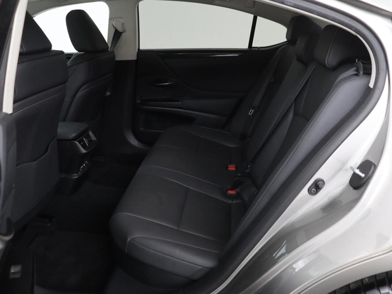 Lexus Es 300h Comfort Line | Schuifdak | Leder | Stoelverwarming | Adaptive cruise | Carplay | Camera | Memory | Keyless | Full LED