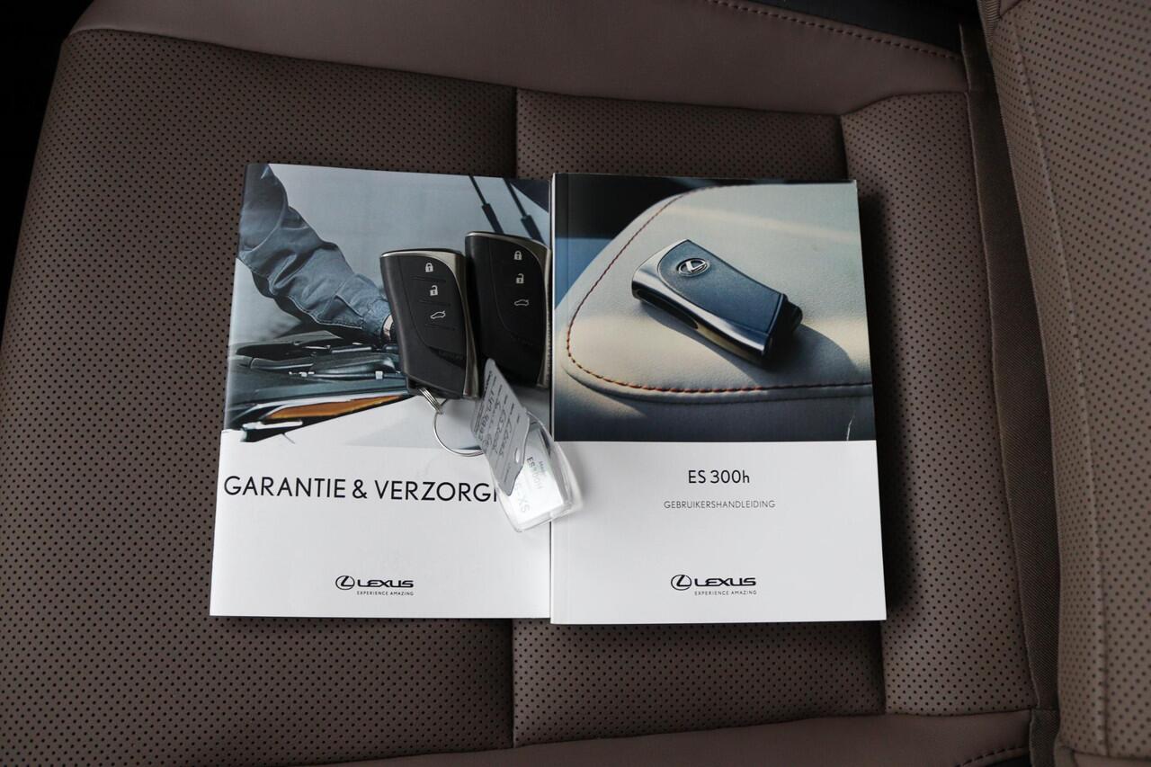 Lexus Es 300h Business Line | Apple Carplay & Android Auto | 18 Inch Lichtmetalen velgen | Stoel & Stuurwielverwarming