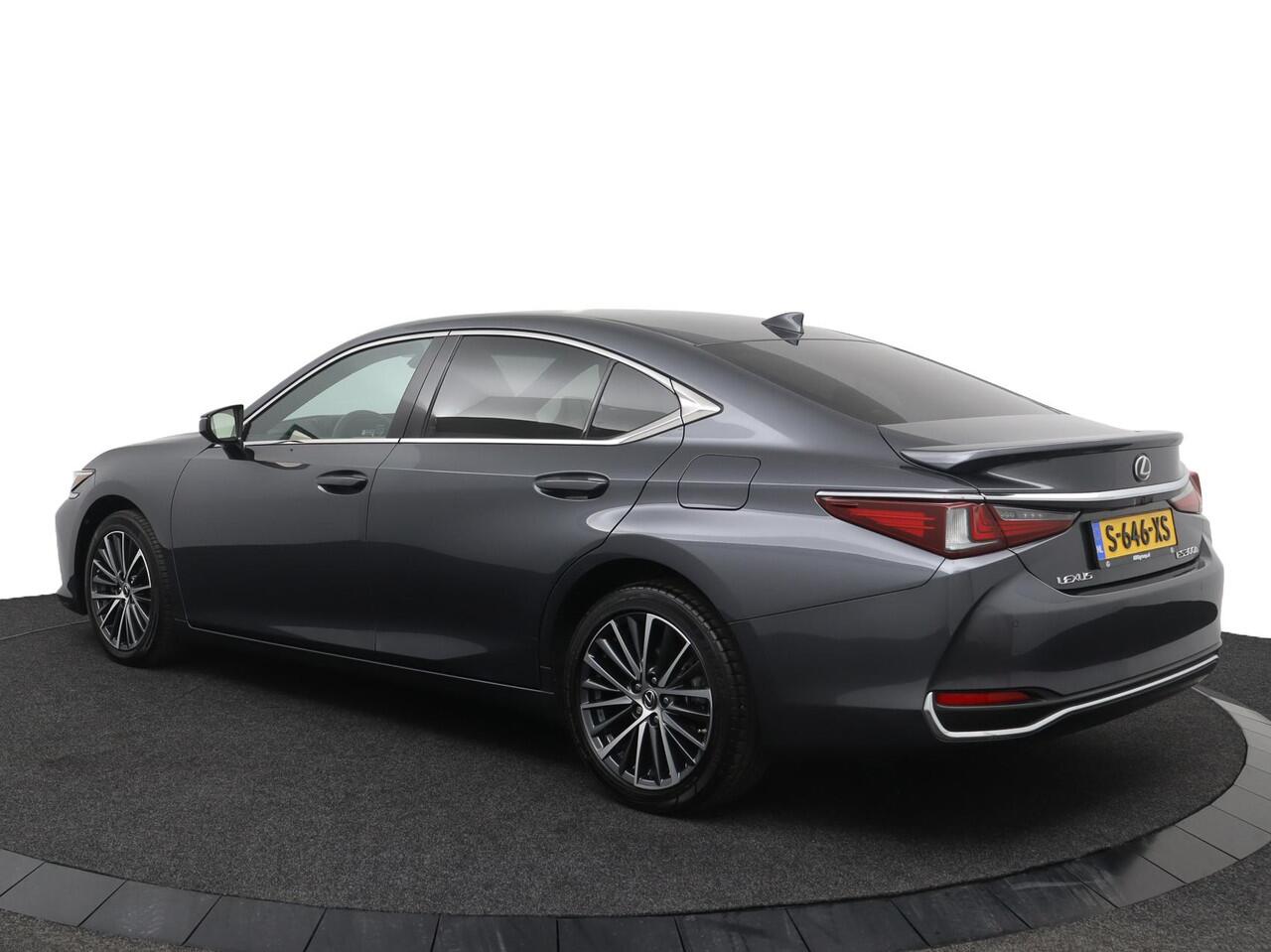 Lexus Es 300h Business Line | Apple Carplay & Android Auto | 18 Inch Lichtmetalen velgen | Stoel & Stuurwielverwarming