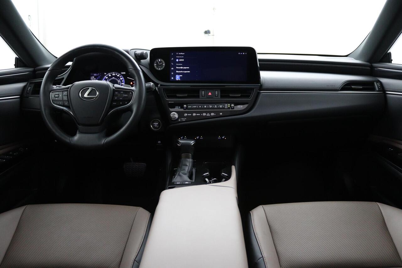 Lexus Es 300h Business Line | Apple Carplay & Android Auto | 18 Inch Lichtmetalen velgen | Stoel & Stuurwielverwarming