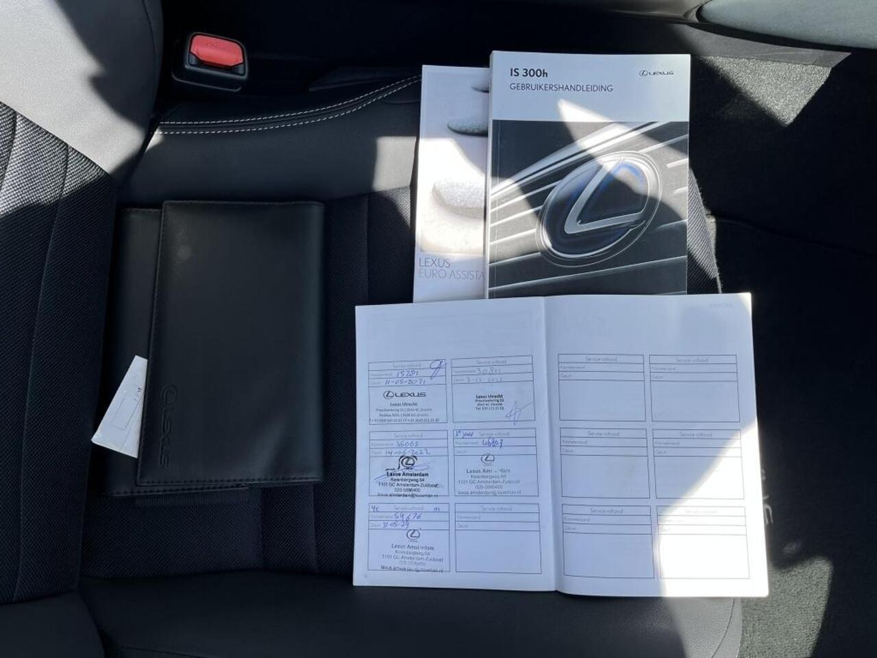 Lexus IS 300h Hybrid Business Line Pro | NL Auto | Dealer onderhouden