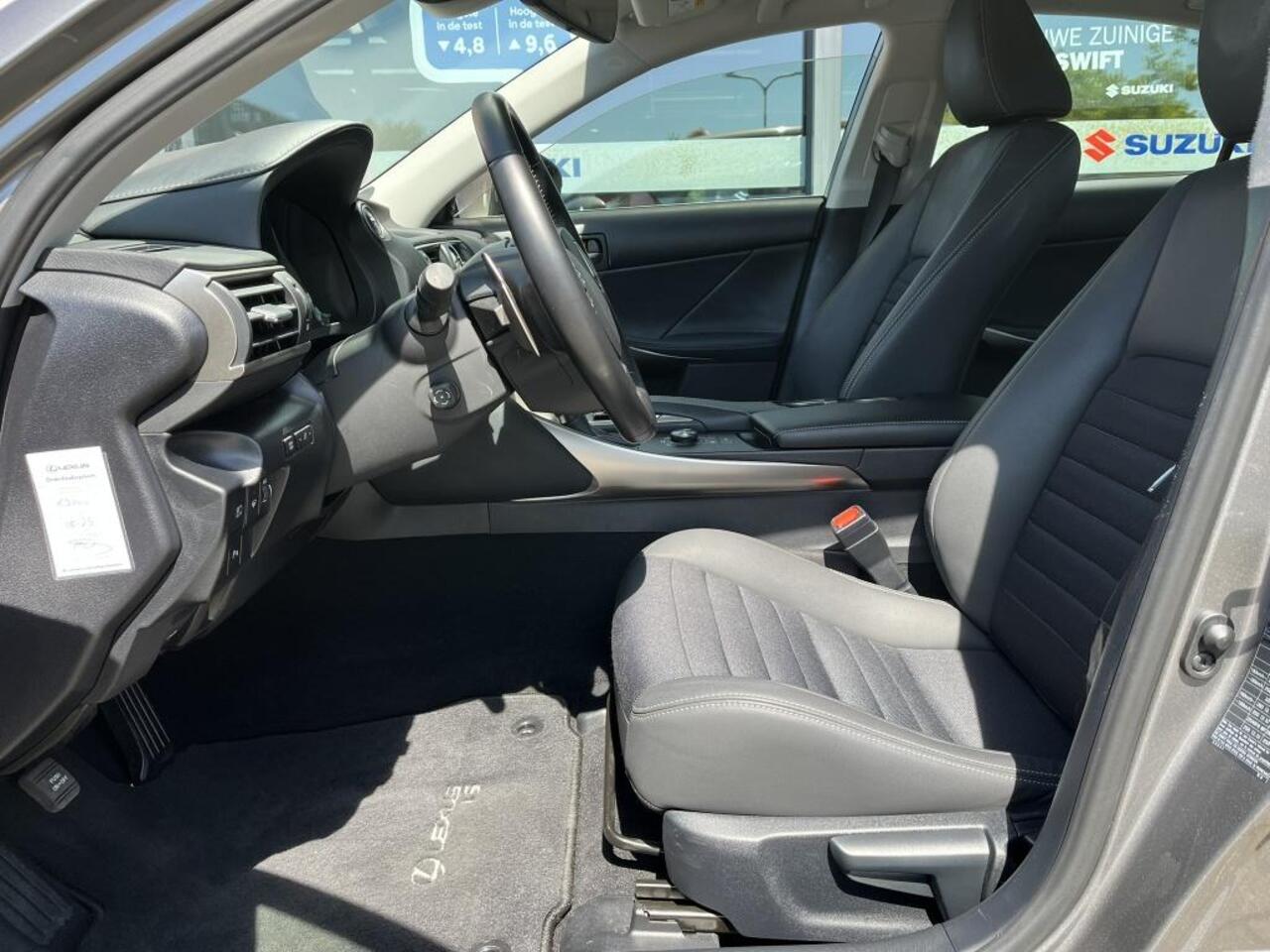 Lexus IS 300h Hybrid Business Line Pro | NL Auto | Dealer onderhouden