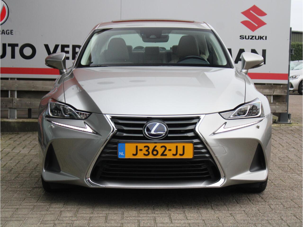 Lexus IS 300h Hybrid Business Line Pro Apple Carplay/Android Auto, Parkeersensoren Voor en Achter, Achteruitrijcamera, Navigatie