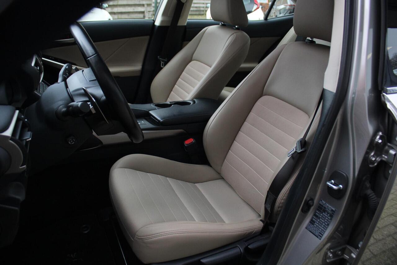 Lexus IS 300h Hybrid Business Line Pro Apple Carplay/Android Auto, Parkeersensoren Voor en Achter, Achteruitrijcamera, Navigatie