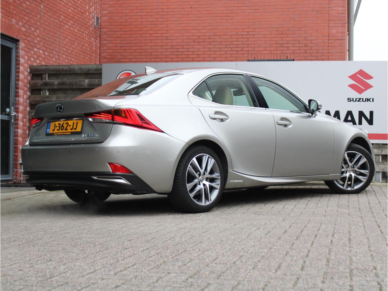 Lexus IS 300h Hybrid Business Line Pro Apple Carplay/Android Auto, Parkeersensoren Voor en Achter, Achteruitrijcamera, Navigatie