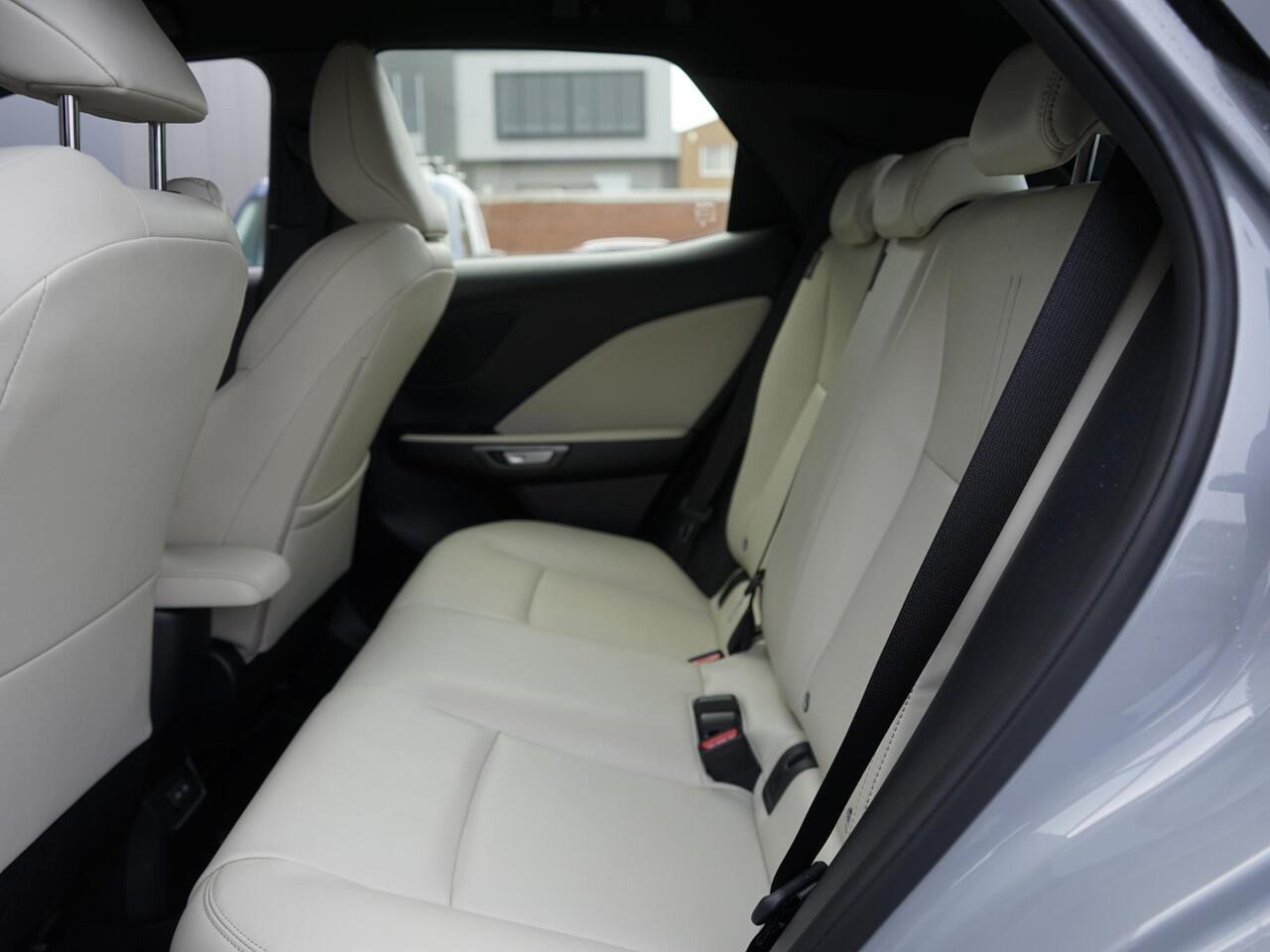 Lexus LBX Cool 2WD Dealeronderh. / Tech Pack / Lederen Bekleding / Digitaal display / Elektr. Achterklep / Stoelverwarming / Keyless / Led / Camera