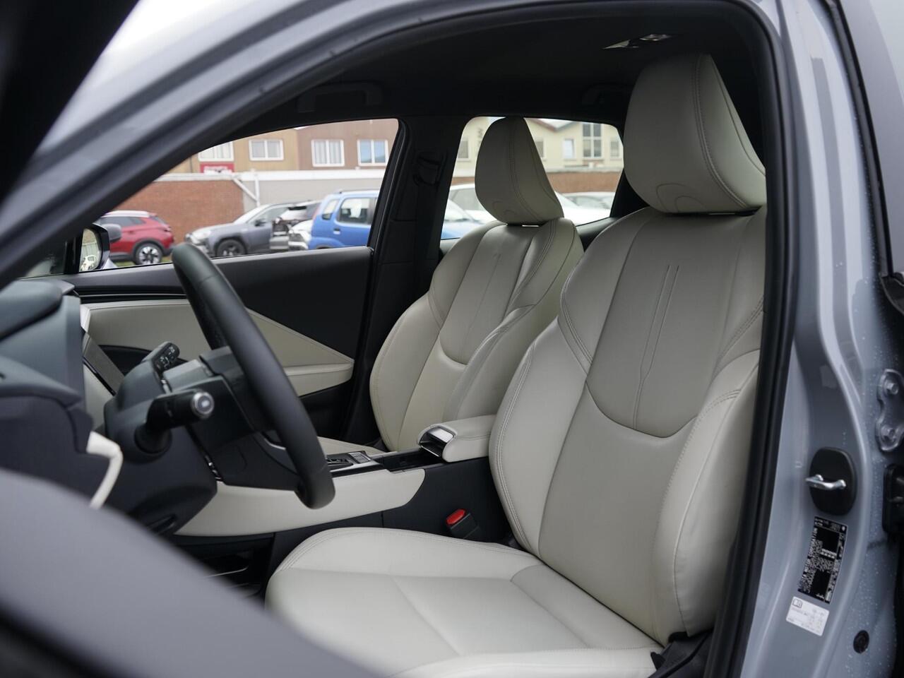 Lexus LBX Cool 2WD Dealeronderh. / Tech Pack / Lederen Bekleding / Digitaal display / Elektr. Achterklep / Stoelverwarming / Keyless / Led / Camera