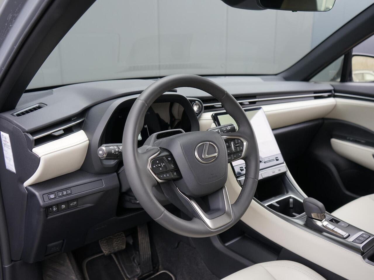 Lexus LBX Cool 2WD Dealeronderh. / Tech Pack / Lederen Bekleding / Digitaal display / Elektr. Achterklep / Stoelverwarming / Keyless / Led / Camera