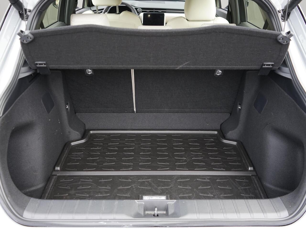 Lexus LBX Cool 2WD Dealeronderh. / Tech Pack / Lederen Bekleding / Digitaal display / Elektr. Achterklep / Stoelverwarming / Keyless / Led / Camera