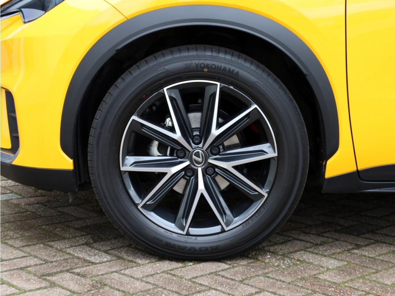 Lexus LBX Emotion 2WD | Tech Pack | Bi-Tone | Leder | El. Achterklep