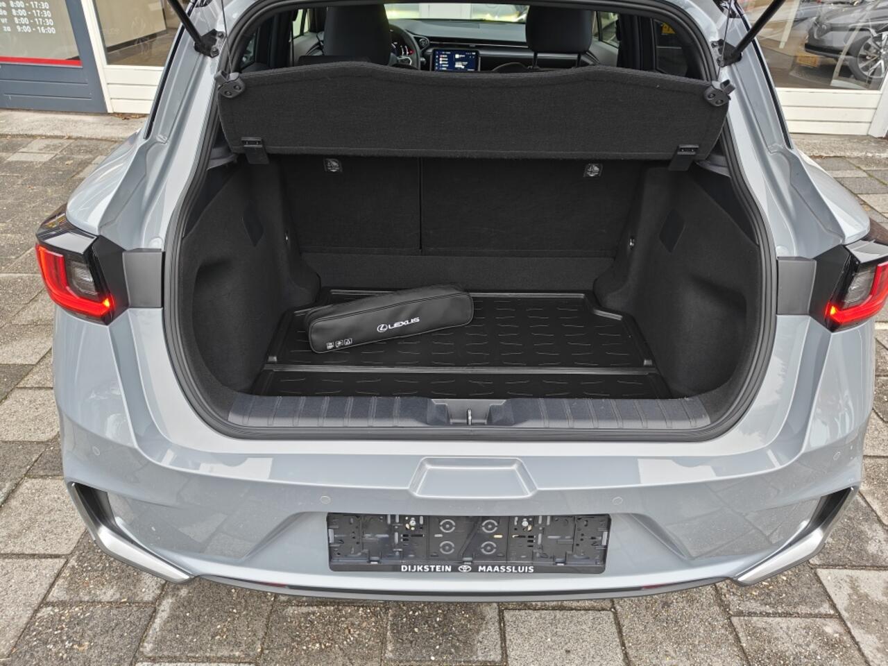 Lexus LBX LBX 1.5 Hybrid Emotion (FWD)