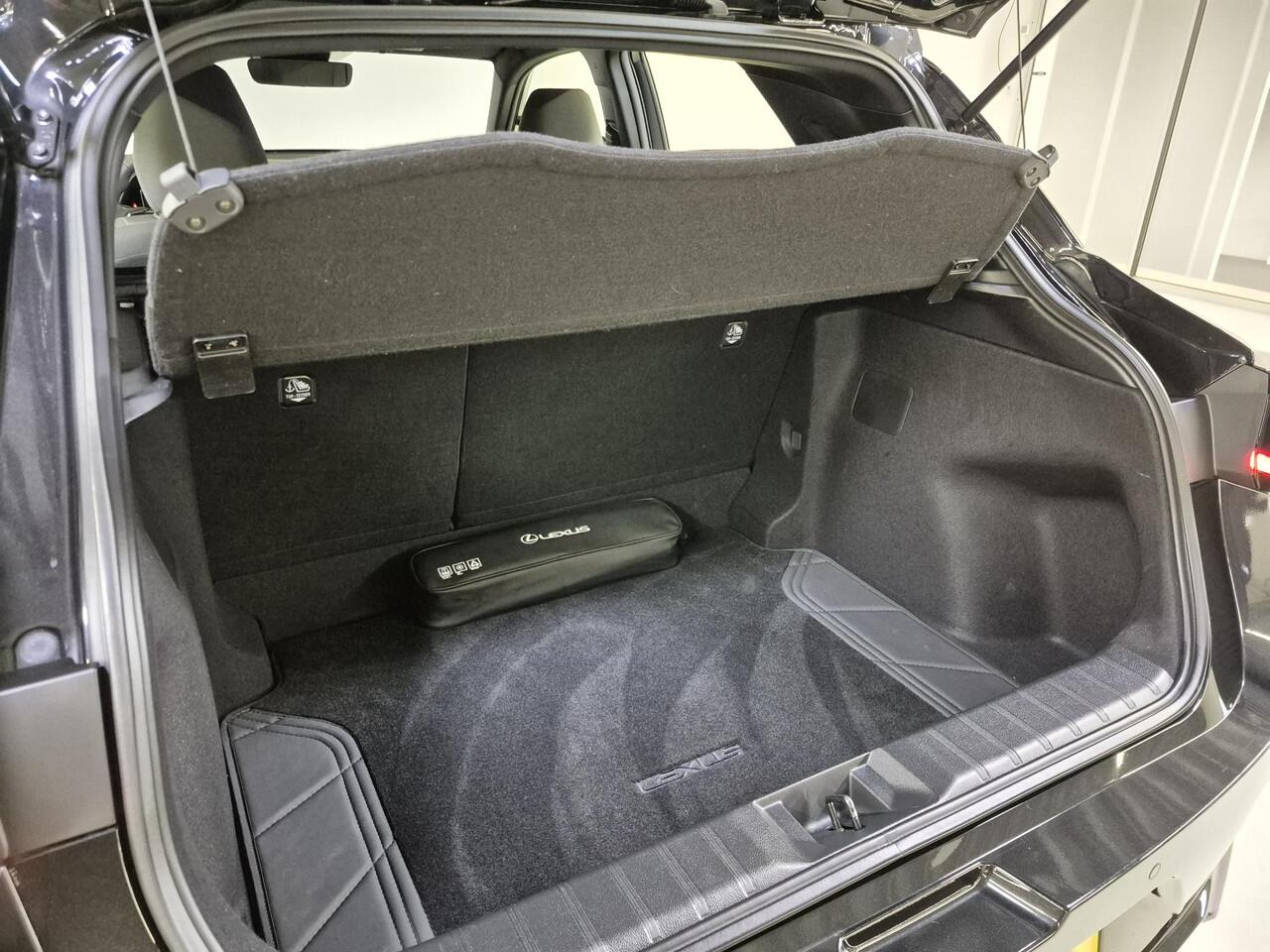 Lexus LBX Business Line Pro 2WD | Stoel/stuur verw. | Full-LED | Parkeersensor rondom |