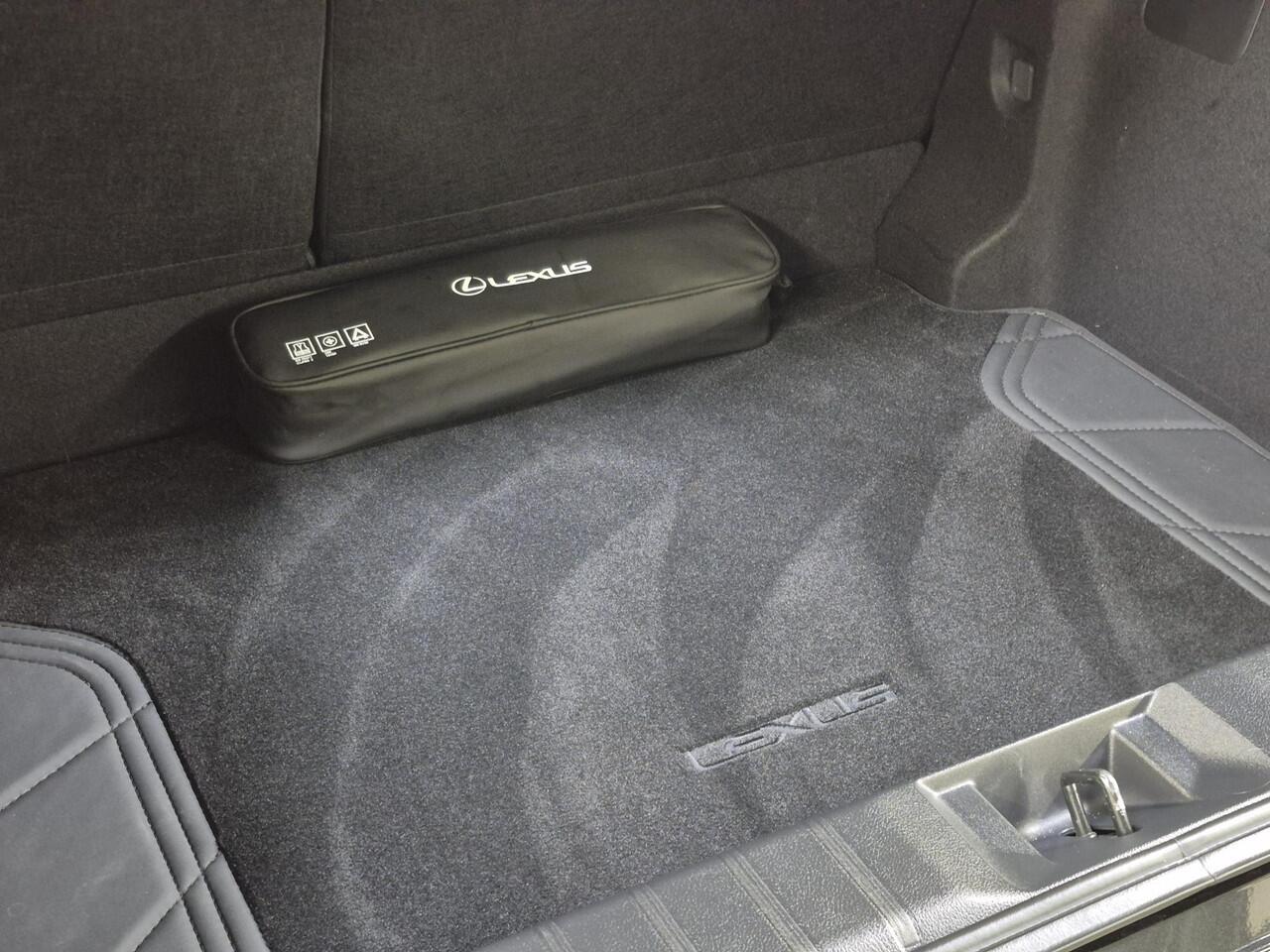 Lexus LBX Business Line Pro 2WD | Stoel/stuur verw. | Full-LED | Parkeersensor rondom |