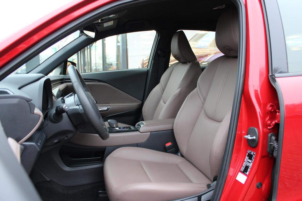 Lexus LBX Elegant 2WD , Automaat, Advanced pakket, Leder, Adap.Cruise, 360 Camera, Stoel/Stuurverwarming, Apple Carplay, Android Auto, Park Assist, LMV 18 Inch, HUD, PDC, LKA, BSM