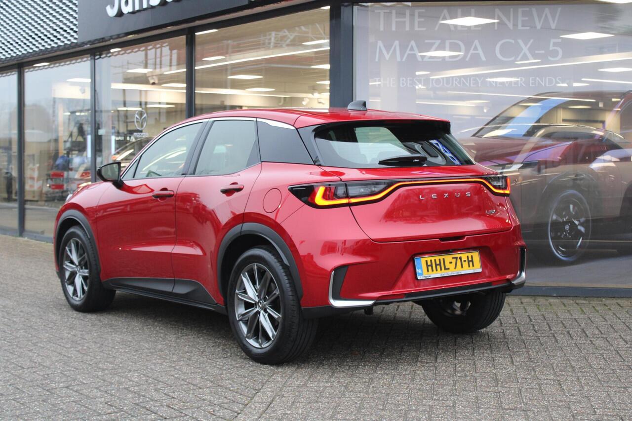 Lexus LBX Elegant 2WD , Automaat, Advanced pakket, Leder, Adap.Cruise, 360 Camera, Stoel/Stuurverwarming, Apple Carplay, Android Auto, Park Assist, LMV 18 Inch, HUD, PDC, LKA, BSM