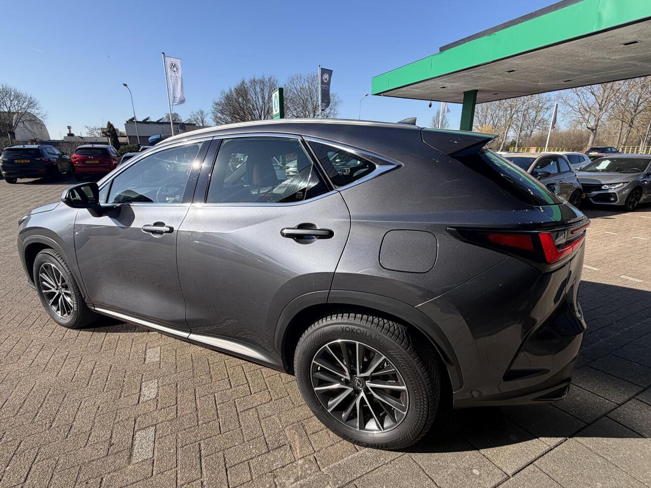 Lexus NX 350h AWD Luxury Line | LEDER | CAMERA | LED LAMPEN | ADAPTIEVE CRUISE | DODEHOEK DETECTIE | HUD DISPLAY | STUURVERWARMING/VERWARMDE STOELEN | NAVIGATIE |