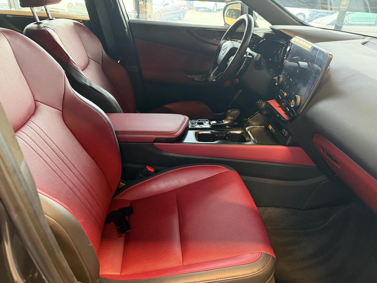 Lexus NX 350h AWD Luxury Line | LEDER | CAMERA | LED LAMPEN | ADAPTIEVE CRUISE | DODEHOEK DETECTIE | HUD DISPLAY | STUURVERWARMING/VERWARMDE STOELEN | NAVIGATIE |
