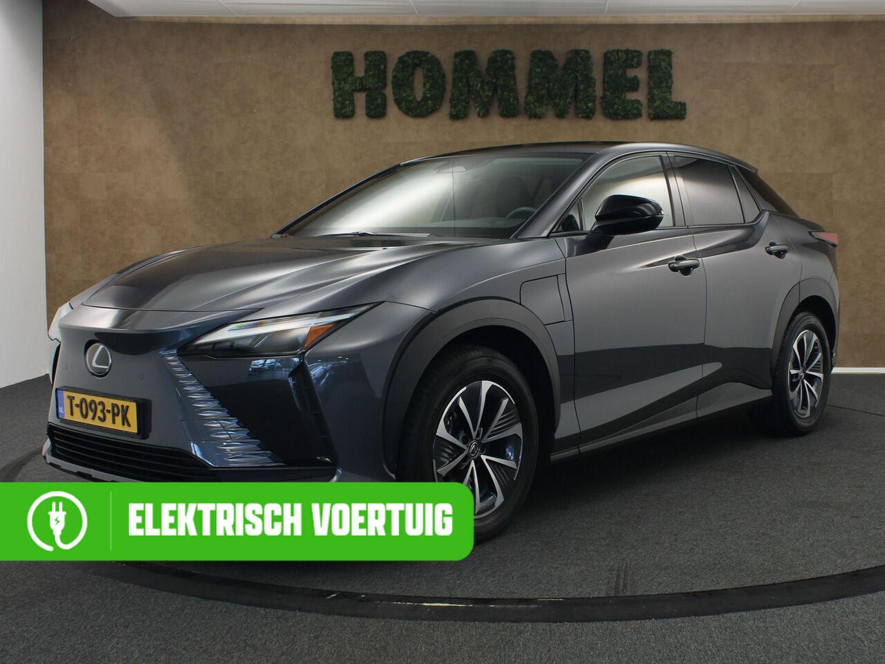Lexus RZ 450e Executive Line 71 kWh - SOH 96,9 % !! - AWD - ORIGINEEL NEDERLANDSE AUTO - AFNEEMBARE TREKHAAK - TREKGEWICHT 750 KG - AFKOMSTIG VAN 1E EIGENAAR - 3 FASE - 2 LAADKABELS - LEDEREN BEKLEDING - BEIDE VOORSTOELEN ELEKTRISCH VERSTELBAAR - VOORSTOELEN VERWA
