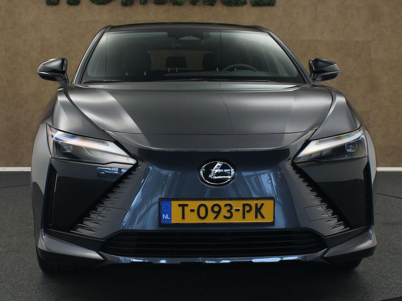 Lexus RZ 450e Executive Line 71 kWh - SOH 96,9 % !! - AWD - ORIGINEEL NEDERLANDSE AUTO - AFNEEMBARE TREKHAAK - TREKGEWICHT 750 KG - AFKOMSTIG VAN 1E EIGENAAR - 3 FASE - 2 LAADKABELS - LEDEREN BEKLEDING - BEIDE VOORSTOELEN ELEKTRISCH VERSTELBAAR - VOORSTOELEN VERWA