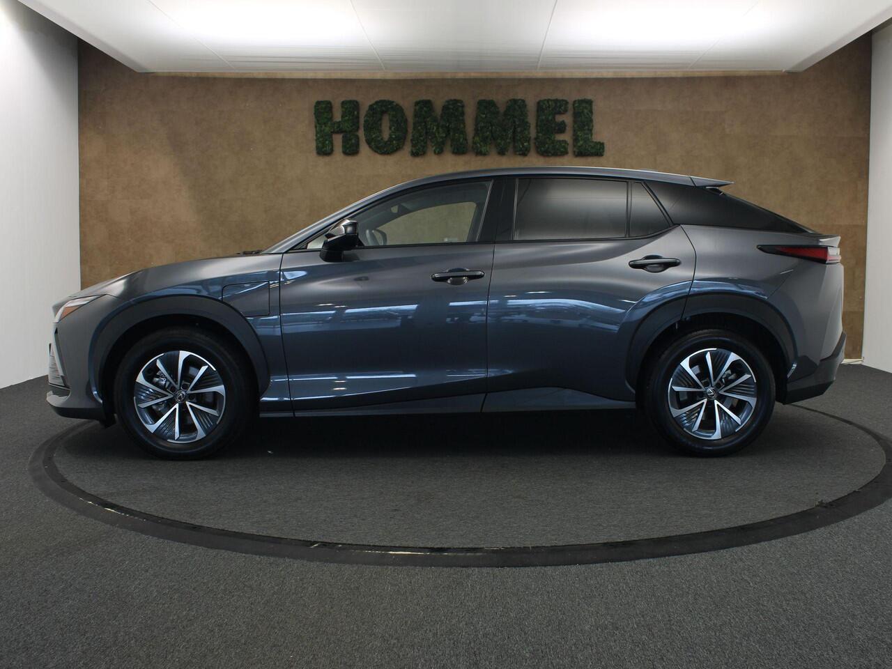 Lexus RZ 450e Executive Line 71 kWh - SOH 96,9 % !! - AWD - ORIGINEEL NEDERLANDSE AUTO - AFNEEMBARE TREKHAAK - TREKGEWICHT 750 KG - AFKOMSTIG VAN 1E EIGENAAR - 3 FASE - 2 LAADKABELS - LEDEREN BEKLEDING - BEIDE VOORSTOELEN ELEKTRISCH VERSTELBAAR - VOORSTOELEN VERWA