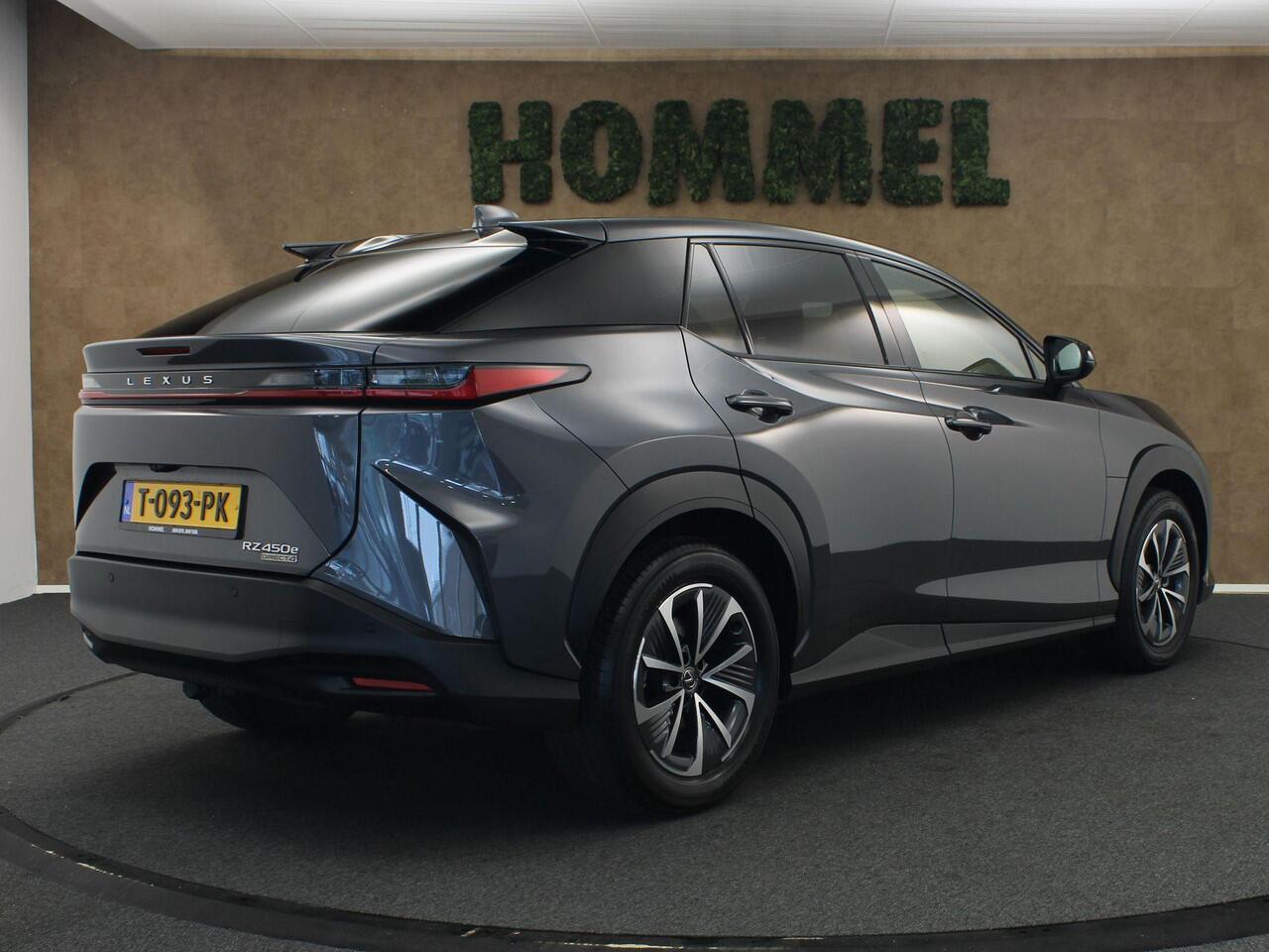 Lexus RZ 450e Executive Line 71 kWh - SOH 96,9 % !! - AWD - ORIGINEEL NEDERLANDSE AUTO - AFNEEMBARE TREKHAAK - TREKGEWICHT 750 KG - AFKOMSTIG VAN 1E EIGENAAR - 3 FASE - 2 LAADKABELS - LEDEREN BEKLEDING - BEIDE VOORSTOELEN ELEKTRISCH VERSTELBAAR - VOORSTOELEN VERWA