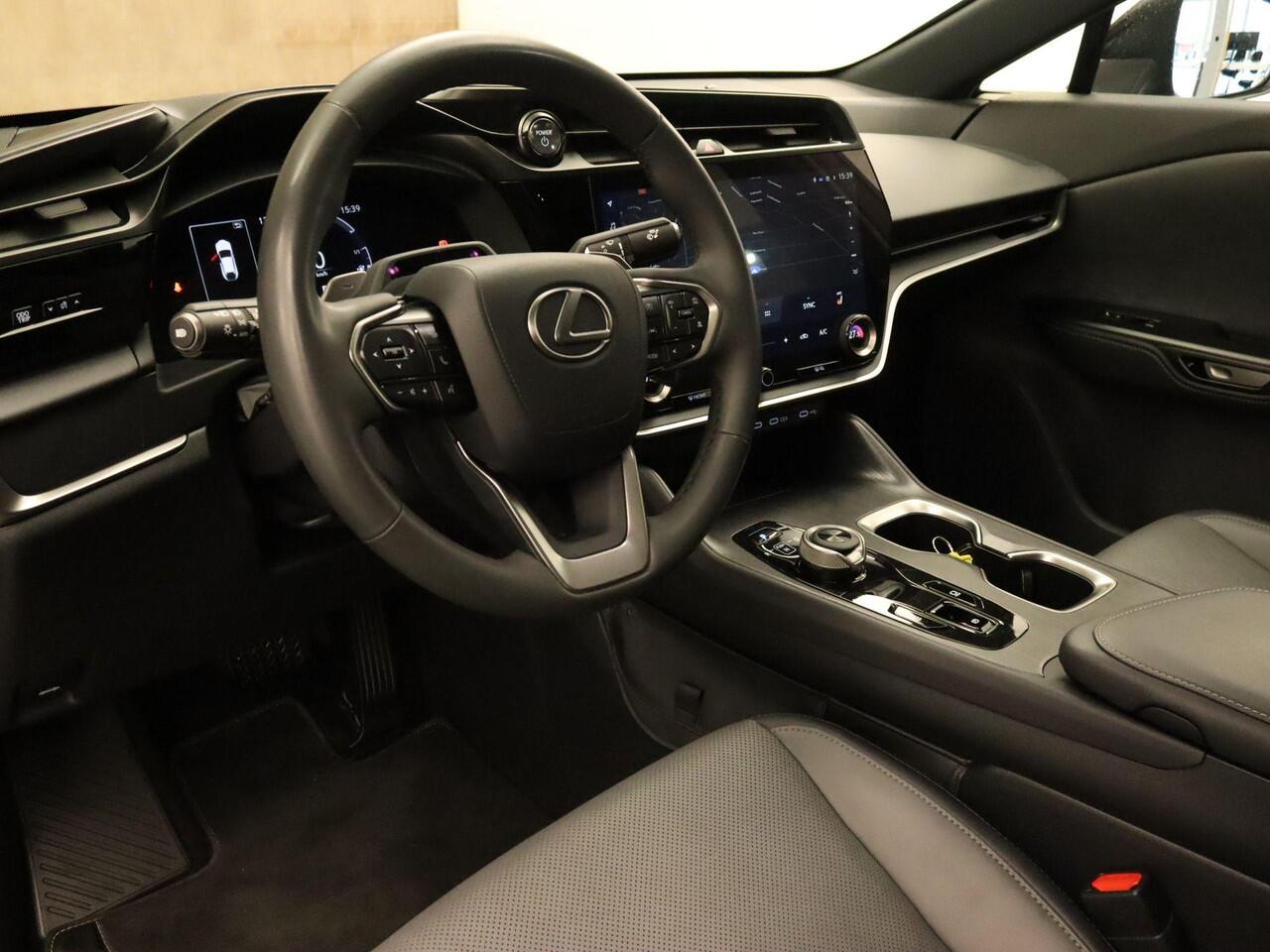 Lexus RZ 450e Executive Line 71 kWh - SOH 96,9 % !! - AWD - ORIGINEEL NEDERLANDSE AUTO - AFNEEMBARE TREKHAAK - TREKGEWICHT 750 KG - AFKOMSTIG VAN 1E EIGENAAR - 3 FASE - 2 LAADKABELS - LEDEREN BEKLEDING - BEIDE VOORSTOELEN ELEKTRISCH VERSTELBAAR - VOORSTOELEN VERWA