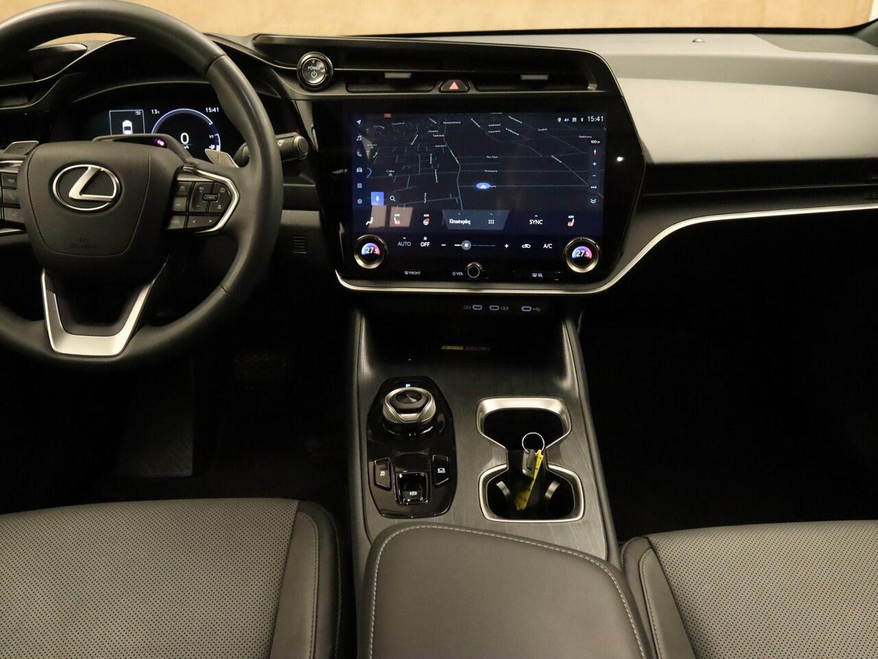 Lexus RZ 450e Executive Line 71 kWh - SOH 96,9 % !! - AWD - ORIGINEEL NEDERLANDSE AUTO - AFNEEMBARE TREKHAAK - TREKGEWICHT 750 KG - AFKOMSTIG VAN 1E EIGENAAR - 3 FASE - 2 LAADKABELS - LEDEREN BEKLEDING - BEIDE VOORSTOELEN ELEKTRISCH VERSTELBAAR - VOORSTOELEN VERWA
