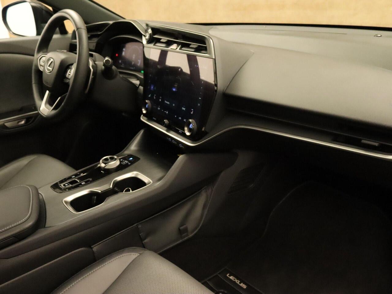 Lexus RZ 450e Executive Line 71 kWh - SOH 96,9 % !! - AWD - ORIGINEEL NEDERLANDSE AUTO - AFNEEMBARE TREKHAAK - TREKGEWICHT 750 KG - AFKOMSTIG VAN 1E EIGENAAR - 3 FASE - 2 LAADKABELS - LEDEREN BEKLEDING - BEIDE VOORSTOELEN ELEKTRISCH VERSTELBAAR - VOORSTOELEN VERWA