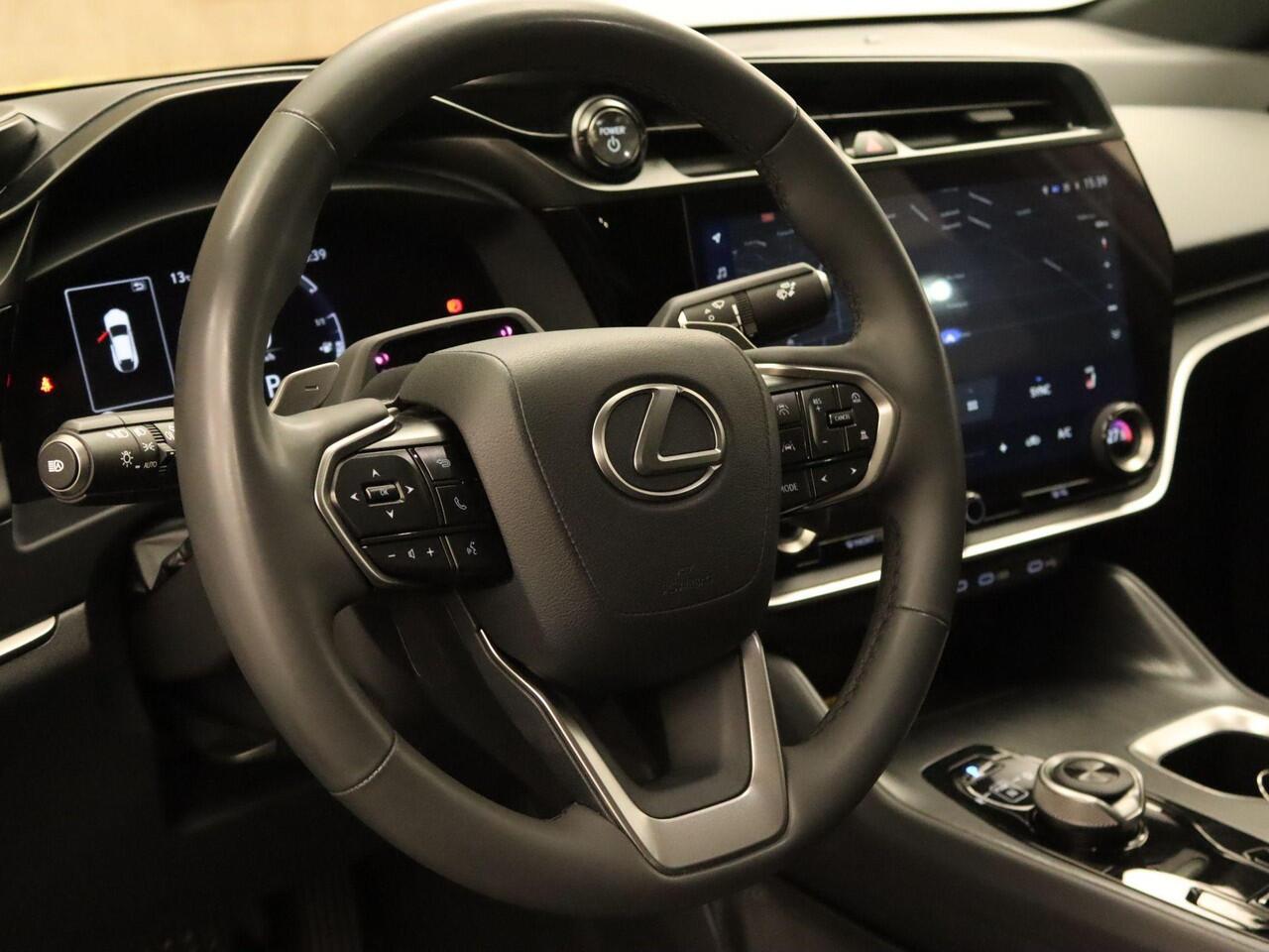 Lexus RZ 450e Executive Line 71 kWh - SOH 96,9 % !! - AWD - ORIGINEEL NEDERLANDSE AUTO - AFNEEMBARE TREKHAAK - TREKGEWICHT 750 KG - AFKOMSTIG VAN 1E EIGENAAR - 3 FASE - 2 LAADKABELS - LEDEREN BEKLEDING - BEIDE VOORSTOELEN ELEKTRISCH VERSTELBAAR - VOORSTOELEN VERWA