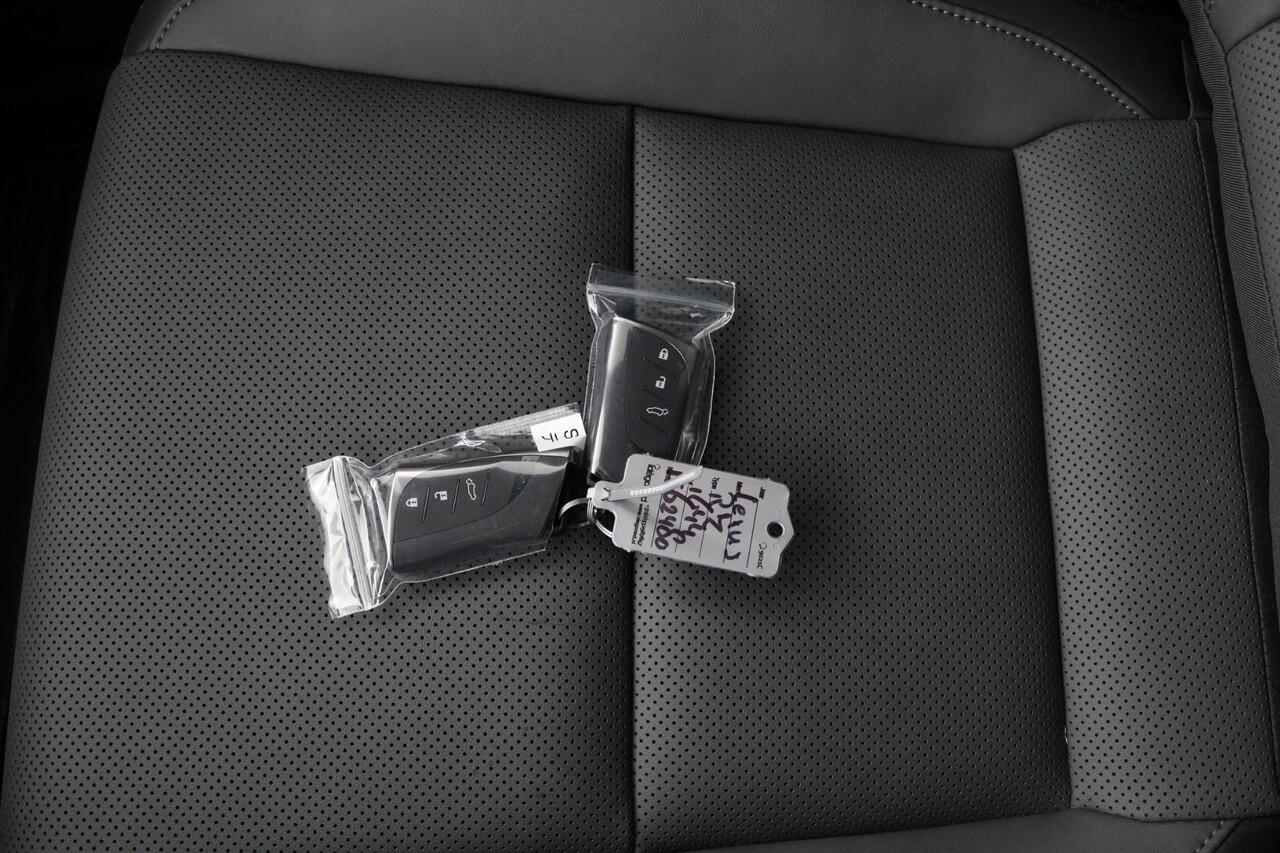 Lexus RZ 350e 35th Edition 77 kWh | Nieuw! | Uit voorraad leverbaar | Modeljaar 2026 | 20 Inch Lichtmetalen velgen