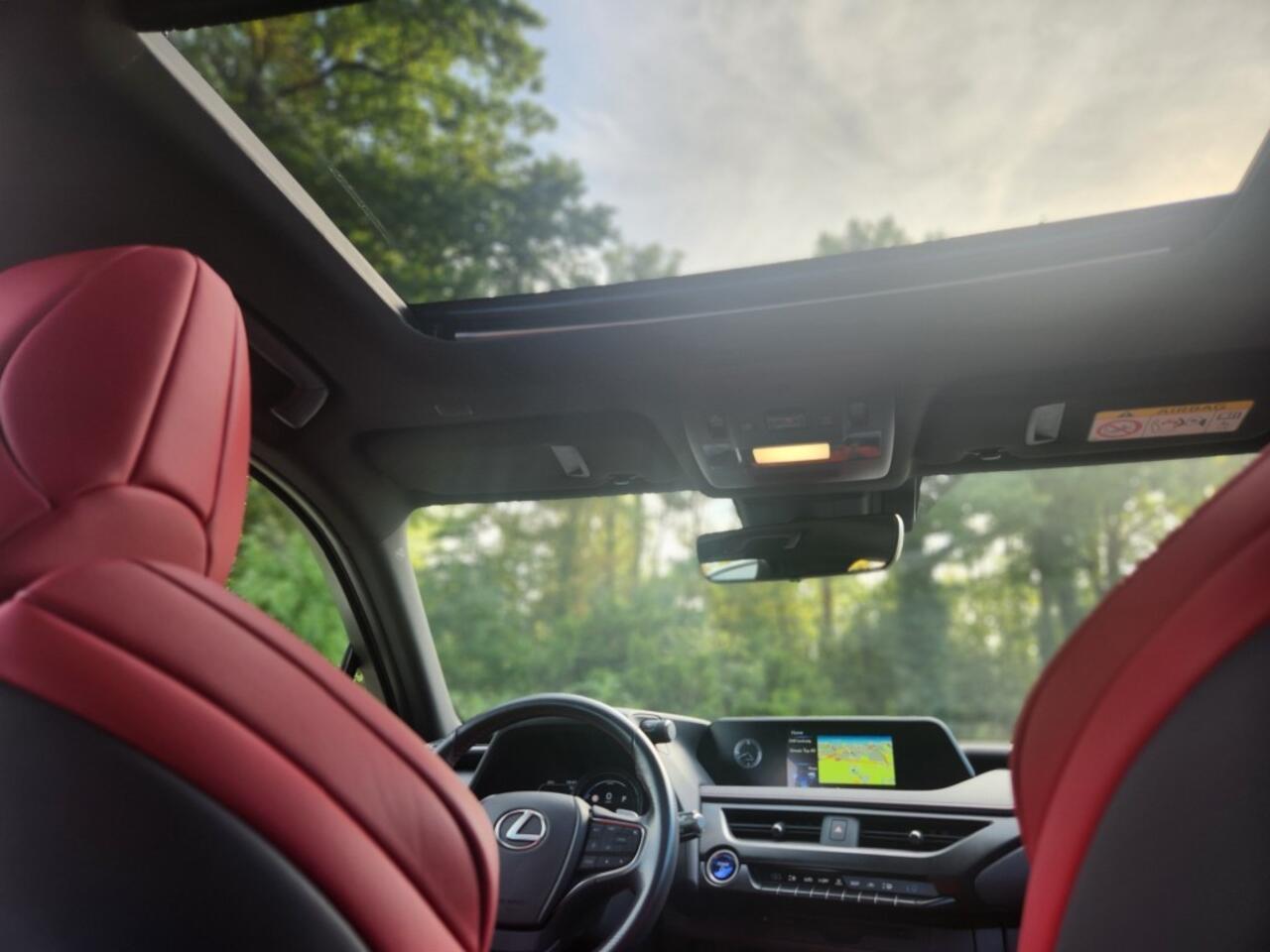 Lexus Ux 250H F Sport, Schuifdak, Sportstoelen rood, Android/Apple, Cruise, Camera, Navigatie