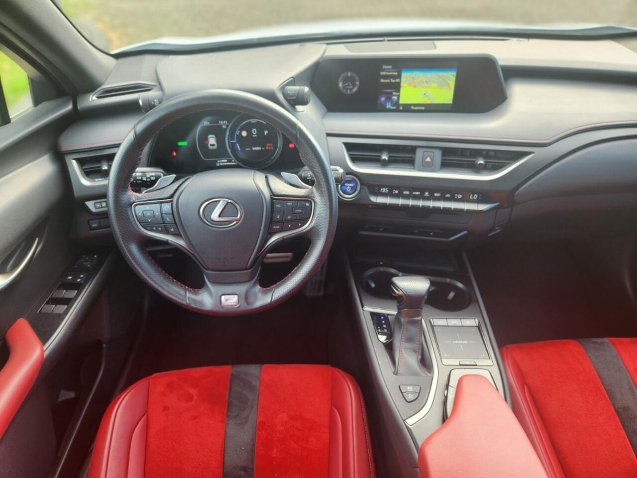 Lexus Ux 250H F Sport, Schuifdak, Sportstoelen rood, Android/Apple, Cruise, Camera, Navigatie