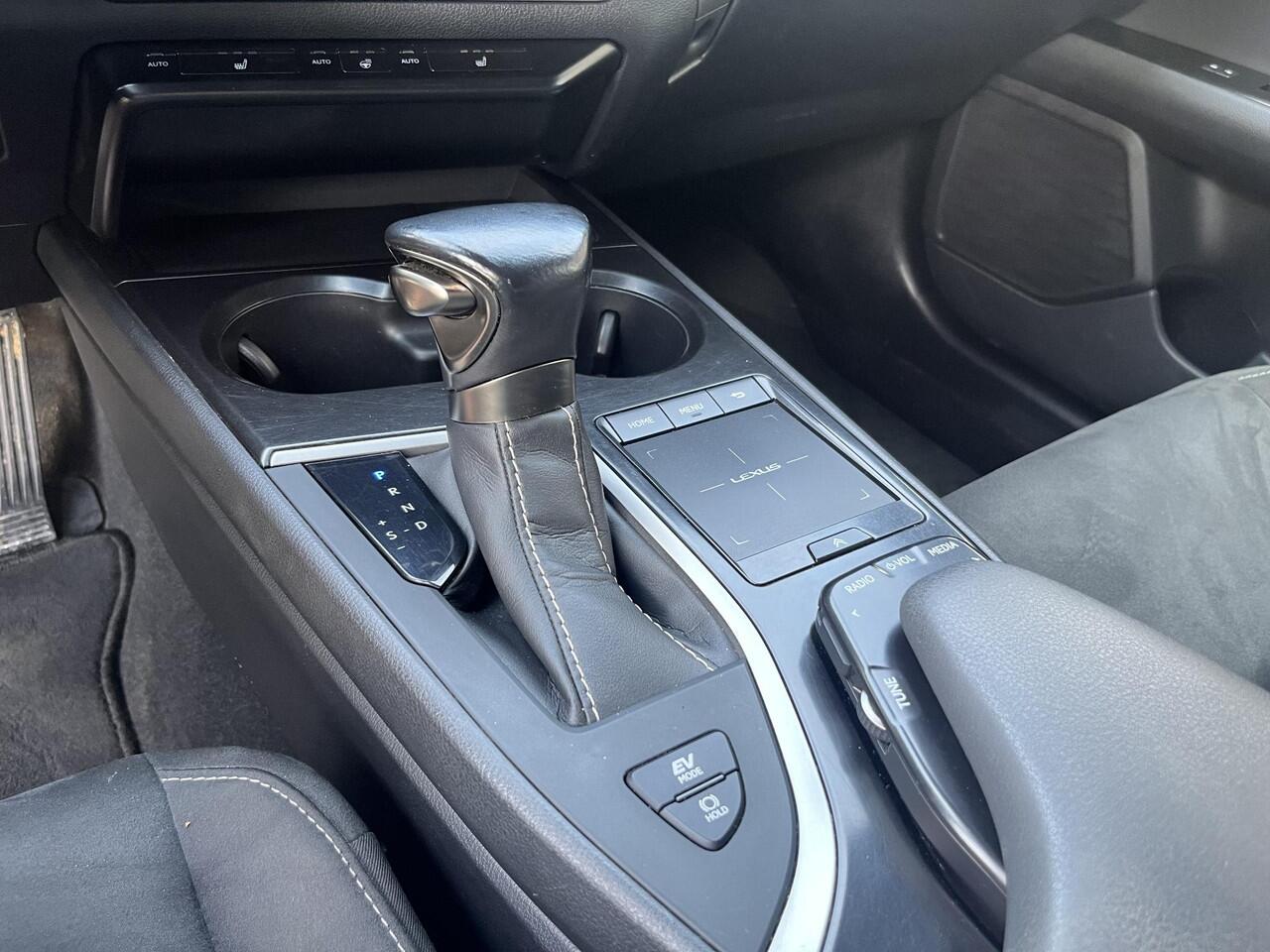 Lexus Ux 250h Business Line *Stoel- en stuurwielverwarming*