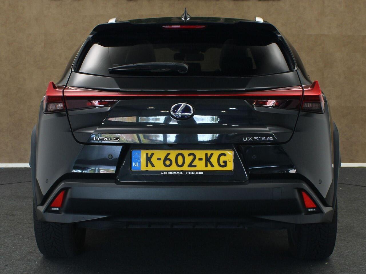 Lexus Ux 300e Luxury 54 kWh ORIGINEEL NEDERLANDSE AUTO - AFKOMSTIG VAN 2E EIGENAAR - PARKEERSENSOREN VOOR/ ACHTER - CAMERA - LEDEREN BEKLEDING - ELEKTRISCH SCHUIFDAK - 2 LAADKABELS - BEIDE VOORSTOELEN ELEKTRISCH VERSTELBAAR - ACHTERBANKVERWARMING - ELEKTRISCH VERS