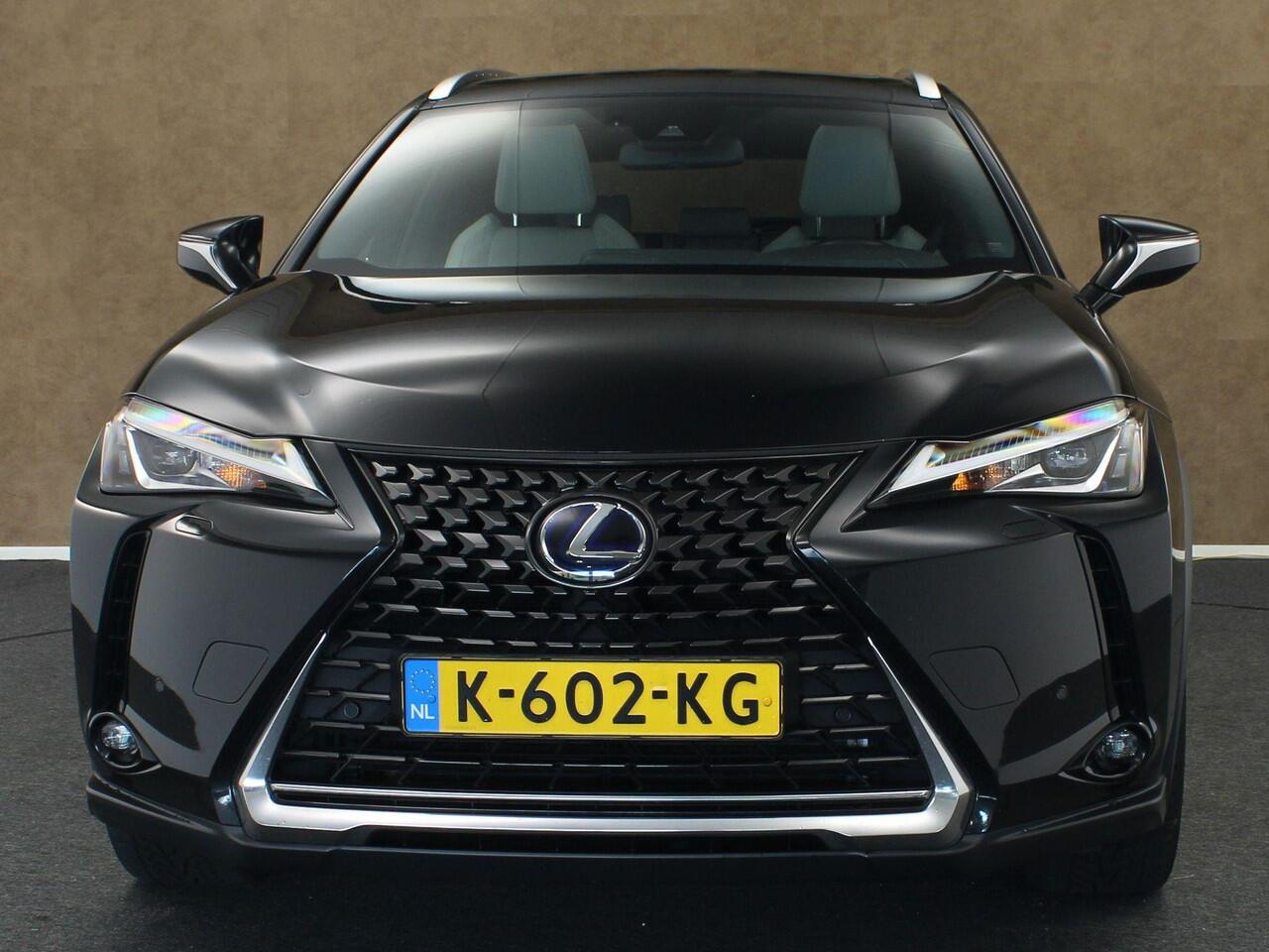 Lexus Ux 300e Luxury 54 kWh ORIGINEEL NEDERLANDSE AUTO - AFKOMSTIG VAN 2E EIGENAAR - PARKEERSENSOREN VOOR/ ACHTER - CAMERA - LEDEREN BEKLEDING - ELEKTRISCH SCHUIFDAK - 2 LAADKABELS - BEIDE VOORSTOELEN ELEKTRISCH VERSTELBAAR - ACHTERBANKVERWARMING - ELEKTRISCH VERS