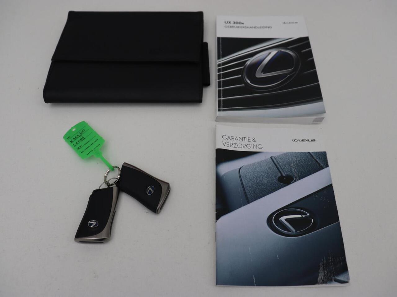 Lexus Ux 300e Business 54 kWh | 1e eigenaar | Adaptive cruise | Carplay | Camera | Navigatie | Full LED | Elektrische stoelen | Climate control | Bluetooth