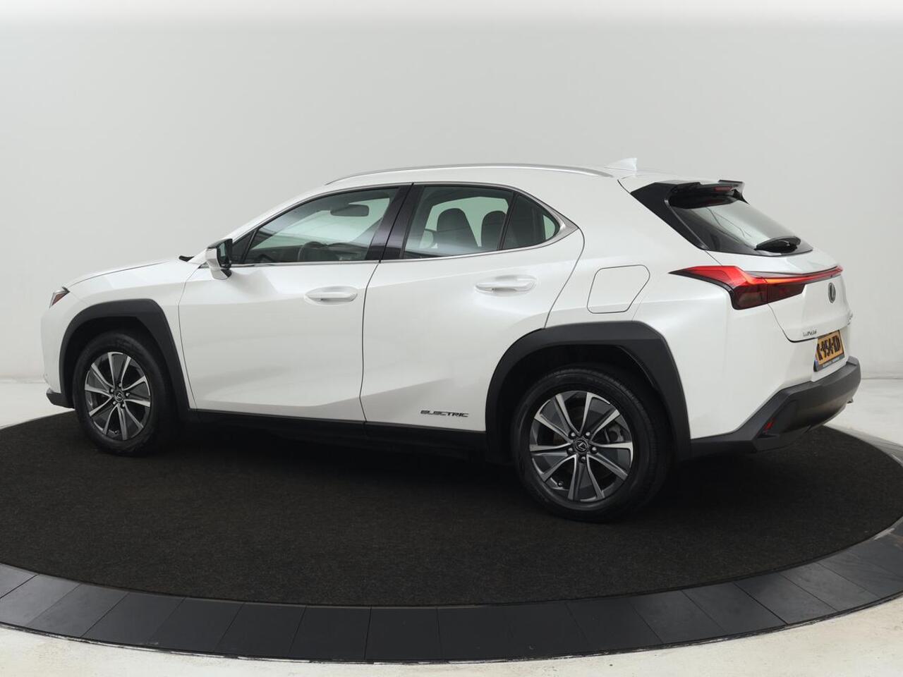 Lexus Ux 300e Business 54 kWh | 1e eigenaar | Adaptive cruise | Carplay | Camera | Navigatie | Full LED | Elektrische stoelen | Climate control | Bluetooth