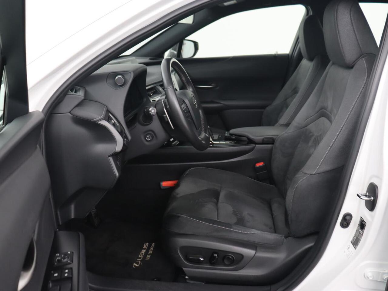 Lexus Ux 300e Business 54 kWh | 1e eigenaar | Adaptive cruise | Carplay | Camera | Navigatie | Full LED | Elektrische stoelen | Climate control | Bluetooth