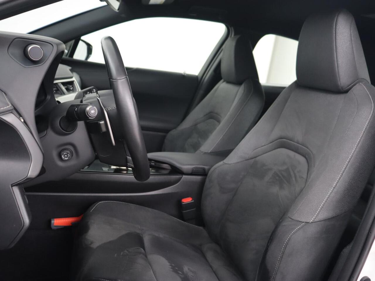 Lexus Ux 300e Business 54 kWh | 1e eigenaar | Adaptive cruise | Carplay | Camera | Navigatie | Full LED | Elektrische stoelen | Climate control | Bluetooth