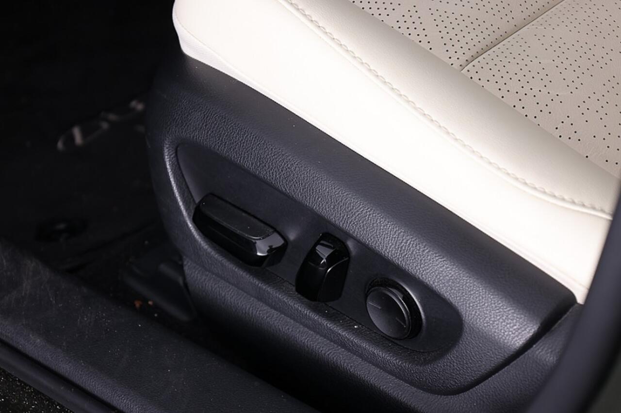 Lexus Ux 300e Luxury 54 kWh | SCHUIFDAK | LEDER | STOELVENTILATIE