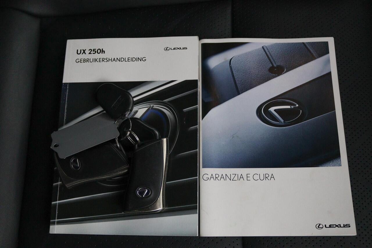 Lexus Ux 250h Luxury Line | 18 Inch Lichtmetalen velgen | Elektrisch bedienbare achterklep | Stoelverwarming