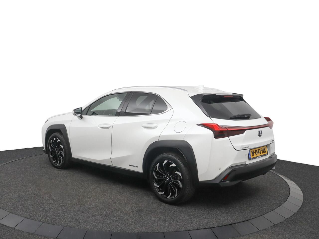 Lexus Ux 250h Luxury Line | 18 Inch Lichtmetalen velgen | Elektrisch bedienbare achterklep | Stoelverwarming