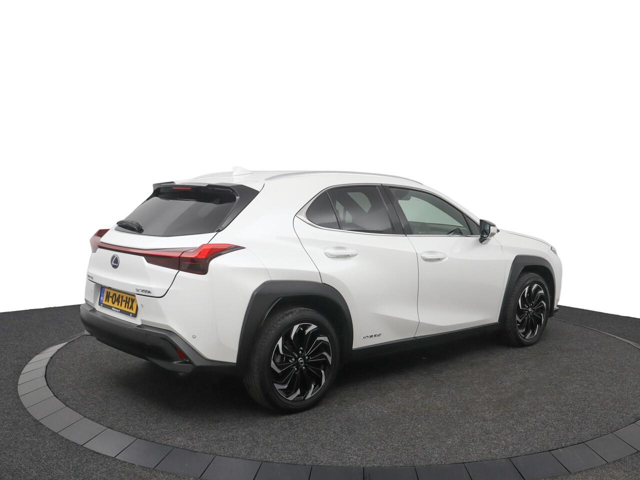 Lexus Ux 250h Luxury Line | 18 Inch Lichtmetalen velgen | Elektrisch bedienbare achterklep | Stoelverwarming