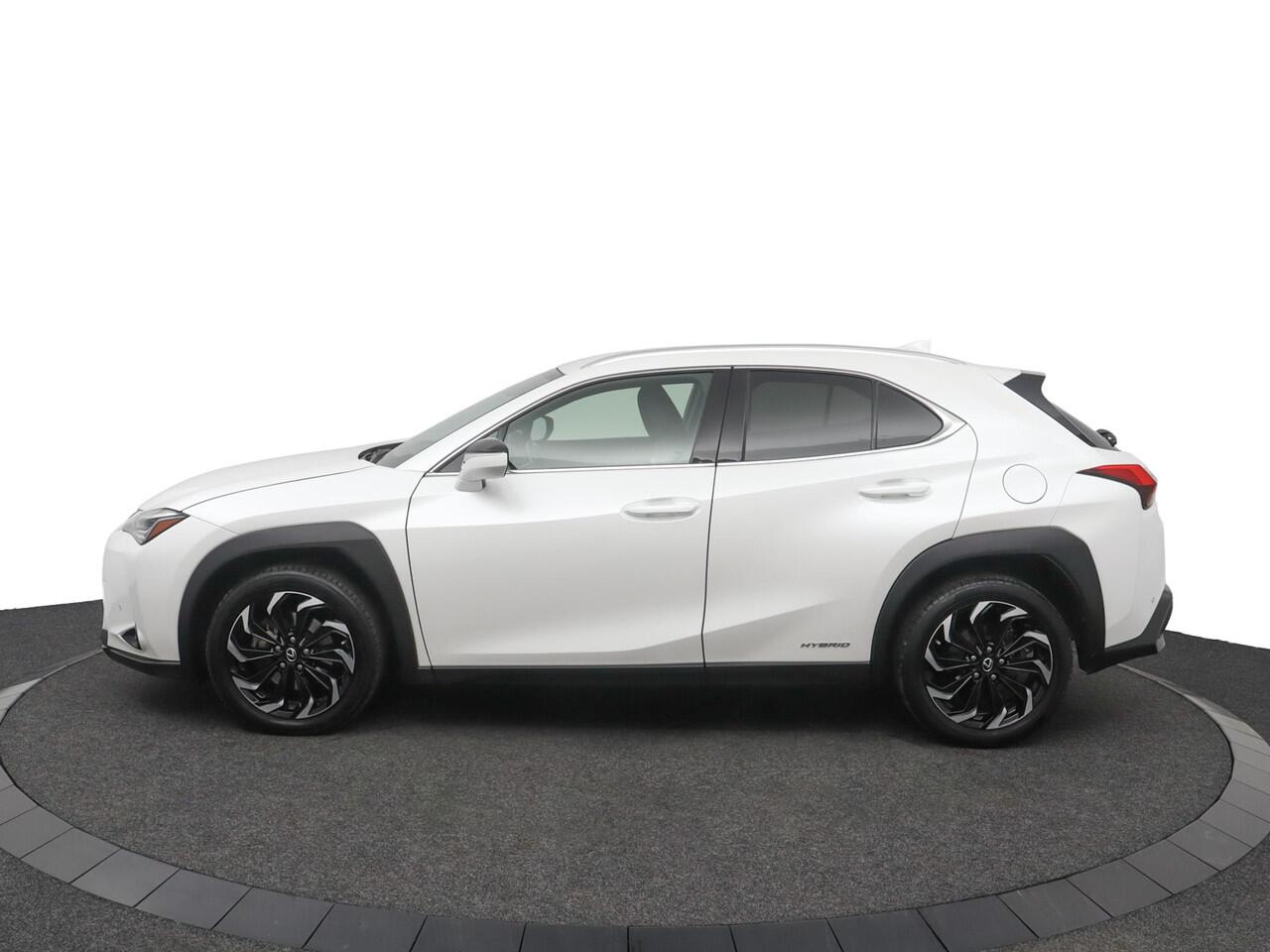 Lexus Ux 250h Luxury Line | 18 Inch Lichtmetalen velgen | Elektrisch bedienbare achterklep | Stoelverwarming