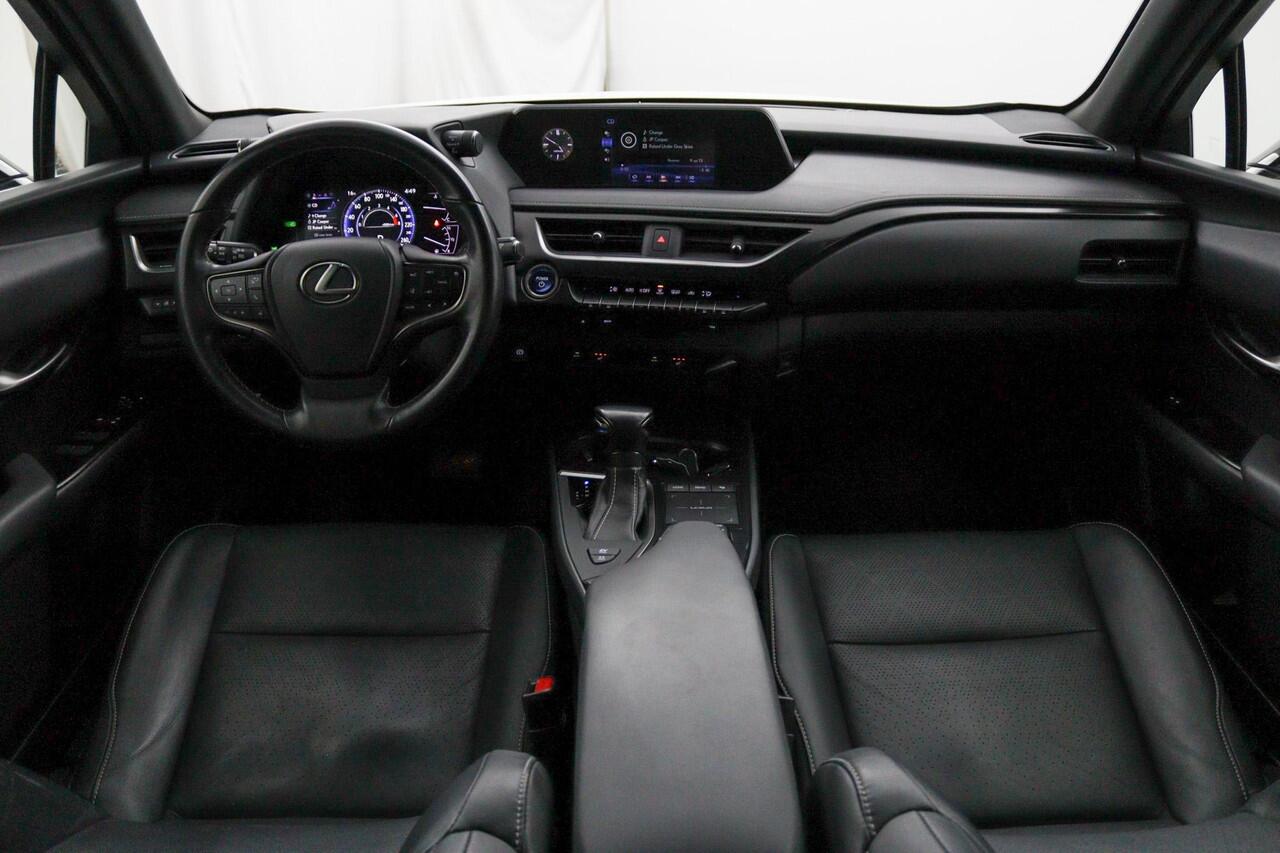 Lexus Ux 250h Luxury Line | 18 Inch Lichtmetalen velgen | Elektrisch bedienbare achterklep | Stoelverwarming