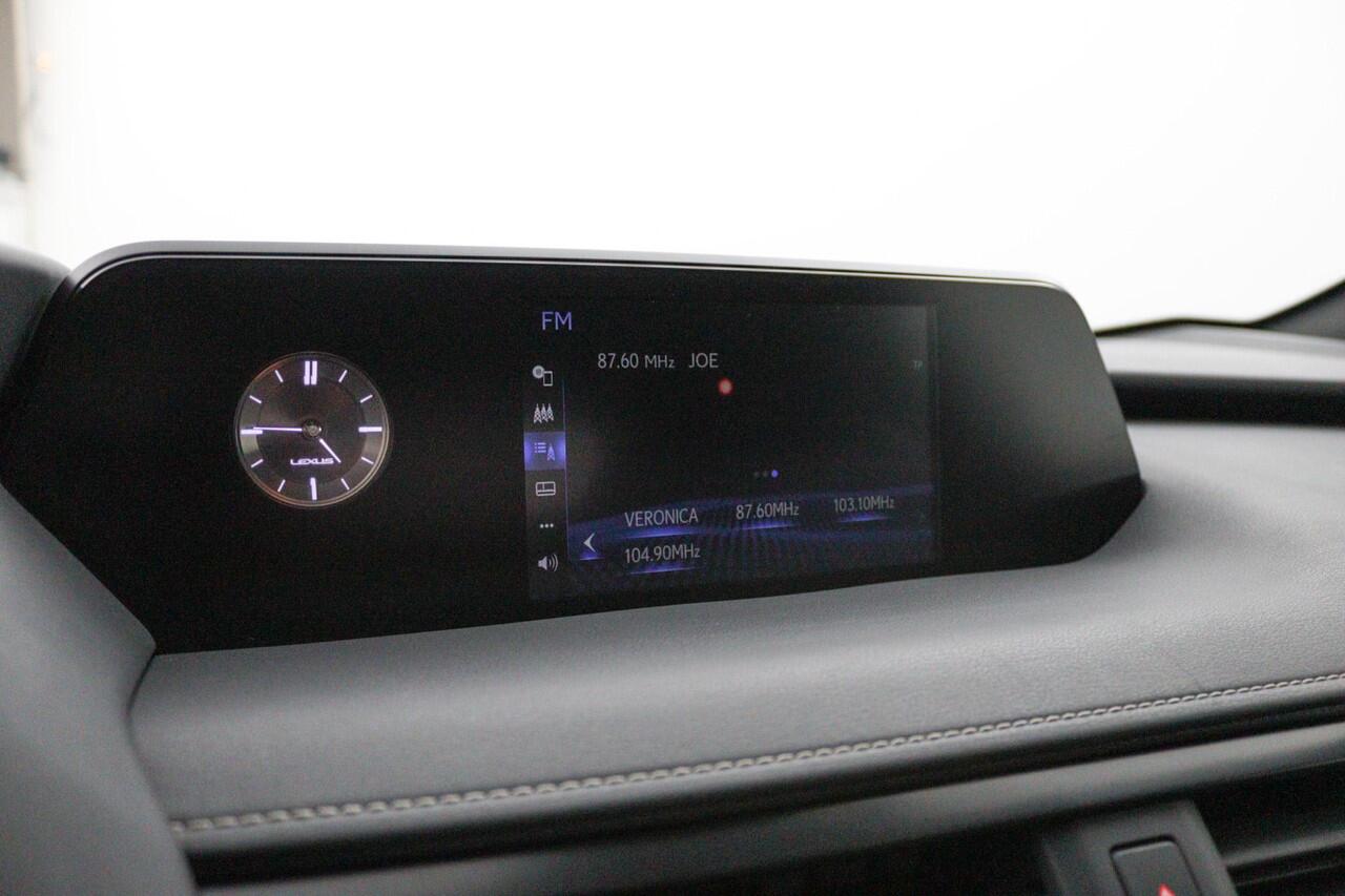 Lexus Ux 250h Luxury Line | 18 Inch Lichtmetalen velgen | Elektrisch bedienbare achterklep | Stoelverwarming