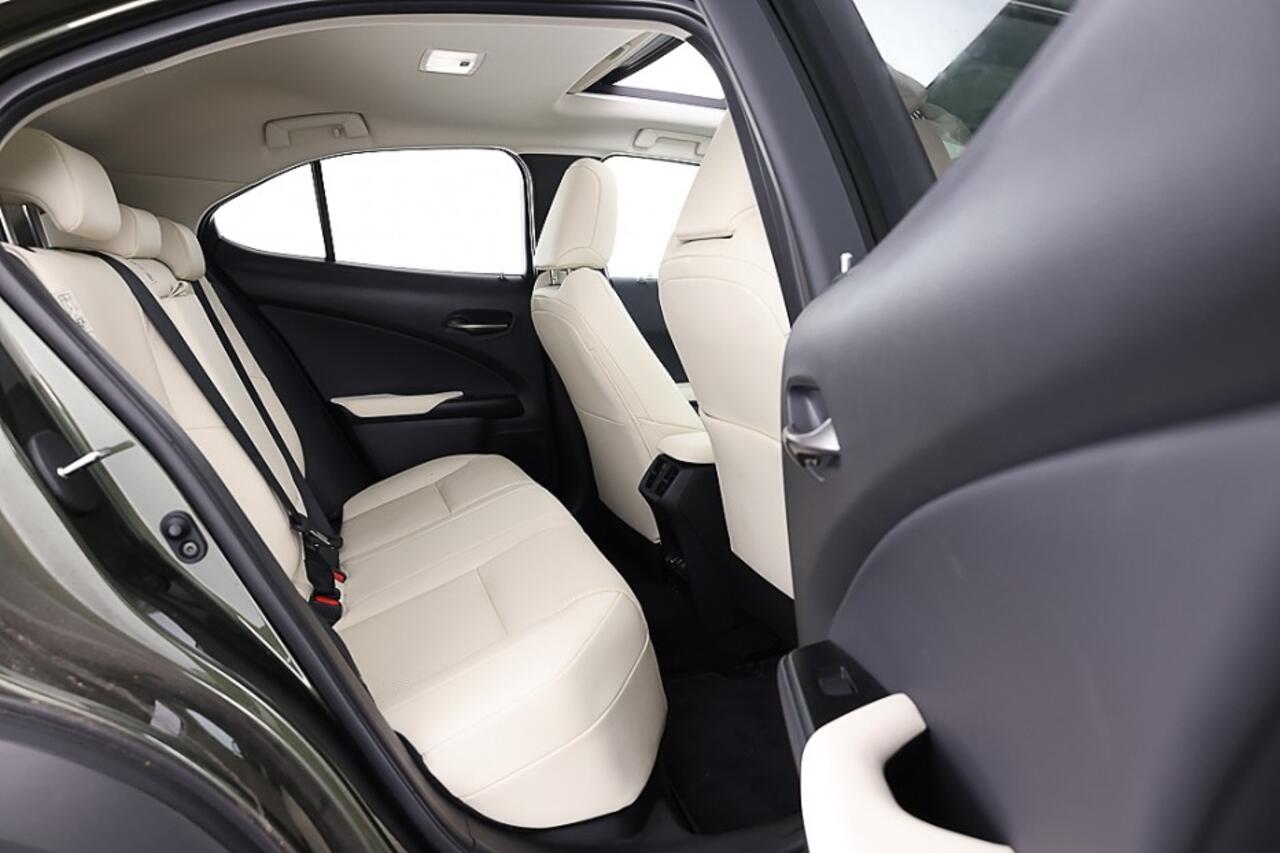 Lexus Ux 300e Luxury 54 kWh electric | SCHUIFDAK | LEDER | STOELVENTILATIE