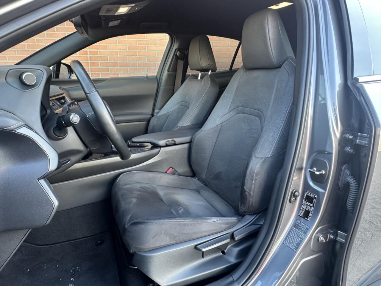 Lexus Ux 250h Premium Alcantara Climate Control Nieuwe Banden